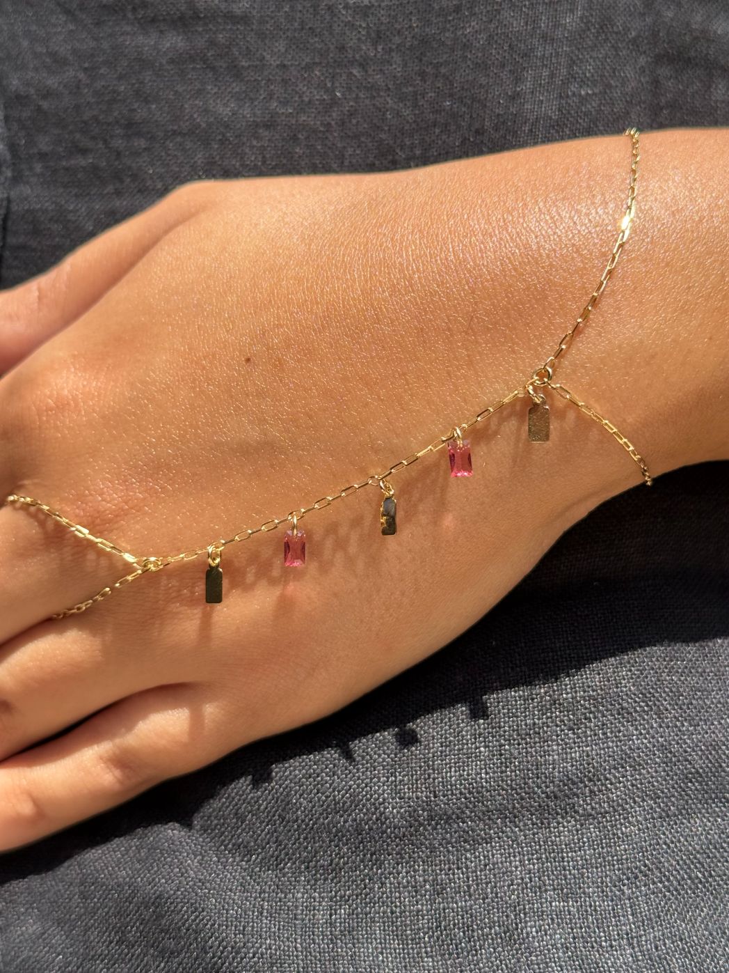 18K Gold Golden Edge" Hand Chain